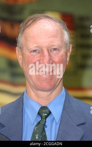 ©ALPHA PRESS 047593 23/04/02 JACK CHARLTON -ENGLAND'S 1966 WORLD CUP TEAM STARTEN CHOLESTERIN-SENSIBILISIERUNGSKAMPAGNE FÜR 50-60-JÄHRIGE BEI DIE ROYAL SOCIETY MEDICIEN LONDON 1966 ENGLAND TEAM VERSAMMELN SICH FÜR UNTERE COLESTEROL-KAMPAGNE LONDON COLLEGE OF MEDICINE LONDON Stockfoto