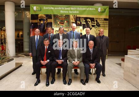 ©ALPHA PRESS 047593 23/04/02 HINTERE REIHE: NOBBY STILES ROGER JAGEN GORDON BANKS JACK CHARLTON GEORGE COHEN UND RAY WILSON VORDERE REIHE: MARTIN PETERS SIR GEOFF HURST ALAN BALL UND SIR BOBBY CHARLTON -ENGLANDS 1966-WM-TEAM STARTET CHOLESTERIN-SENSIBILISIERUNGSKAMPAGNE FÜR 50-60-JÄHRIGE BEI DER ROYAL SOCIETY MEDICIEN LONDON 1966 ENGLAND TEAM VERSAMMELT SICH FÜR UNTEREN COLESTEROL KAMPAGNE LONDON COLLEGE OF MEDICINE LONDON Stockfoto