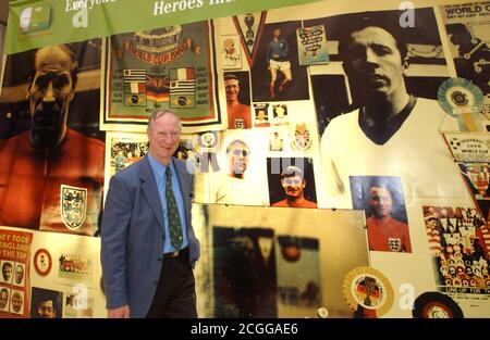 ©ALPHA PRESS 047593 23/04/02 JACK CHARLTON -ENGLAND'S 1966 WORLD CUP TEAM STARTEN CHOLESTERIN-SENSIBILISIERUNGSKAMPAGNE FÜR 50-60-JÄHRIGE BEI DIE ROYAL SOCIETY MEDICIEN LONDON 1966 ENGLAND TEAM VERSAMMELN SICH FÜR UNTERE COLESTEROL-KAMPAGNE LONDON COLLEGE OF MEDICINE LONDON Stockfoto