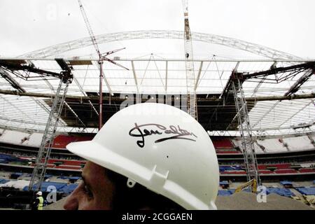 Bild muss gutgeschrieben werden©Alpha 061031 21/04/06 EIN Baumeister trägt einen von Jack Charlton signierten Hut im Wembley Stadium. Sieben von Englands 1966-WM-Siegerteam sind an den Schauplatz ihres Sieges in Wembley zurückgekehrt - zusammen mit 11 Mitgliedern der westdeutschen Mannschaft, die sie geschlagen haben, um die Trophäe zu holen. Die Veranstaltung wurde anlässlich des 40. Jahrestages der größten Leistung des englischen Fußballs organisiert und als Vorfreude vor der WM in Deutschland in diesem Sommer wächst. Stockfoto