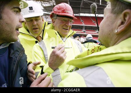 Bild muss gutgeschrieben werden©Alpha 061031 21/04/06 Jack Charlton Zeichen Bauherren Jacken im Wembley-Stadion. Sieben von Englands 1966-WM-Siegerteam sind an den Schauplatz ihres Sieges in Wembley zurückgekehrt - zusammen mit 11 Mitgliedern der westdeutschen Mannschaft, die sie geschlagen haben, um die Trophäe zu holen. Die Veranstaltung wurde anlässlich des 40. Jahrestages der größten Leistung des englischen Fußballs organisiert und als Vorfreude vor der WM in Deutschland in diesem Sommer wächst. Stockfoto