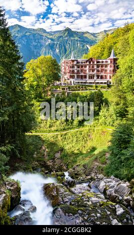 Wasserfall und Grandhotel Giessbach in der Schweiz Stockfoto