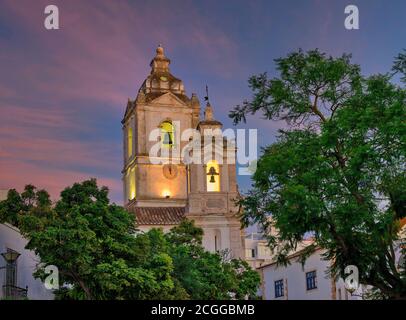 Lagos, die Kirche von Santo Antonio, Lagos, in der Abenddämmerung, die Algarve, Portugal Stockfoto