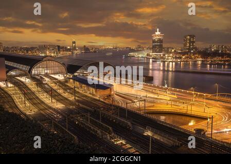 Sonnenuntergang am Amsterdamer Bahnhof und der Amstel, Neterlands Stockfoto