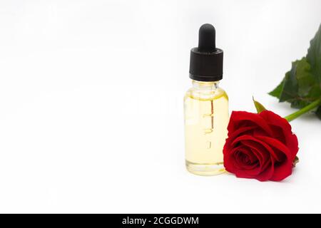 Tropfen Flasche mit Rosenöl. Hautpflegekonzept, Hydratation Stockfoto