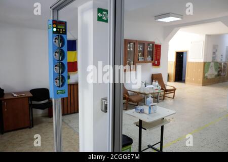 Bukarest, Rumänien - 10. September 2020: Details mit einem menschlichen Körperthermometer am Eingang einer öffentlichen Schule während des Covid-19-Ausbruchs. Stockfoto