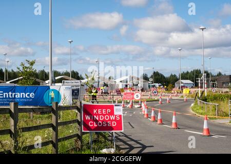 Eingang mit Schildern zu Covid-19 Fahrt durch Testzentrum Standort NHS Coronavirus Test und Trace-Anlage in York, Yorkshire, England, Großbritannien, Großbritannien Stockfoto