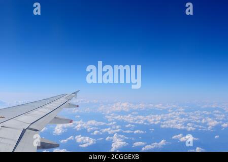 Flugzeug Flügel über einem hellen blauen Himmel Stockfoto