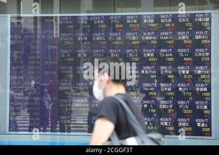 Tokio, Japan. September 2020. Ein Mann geht an einer elektronischen Tafel vorbei, die den Aktienindex in Tokio, Japan, am 11. September 2020 zeigt. UM MIT "Tokyo Aktien schließen höher auf schwachen Yen trotz US-Tech-Rout über Nacht" Kredit: Du Xiaoyi/Xinhua/Alamy Live News Stockfoto