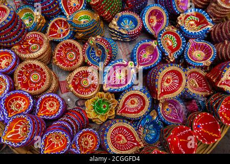 Mumbai / Indien 25 Oktober 2019 Dekorative Ton diwali Diya oder Öl-Lampen zum Verkauf auf dem Markt in Mumbai Maharashtra Indien Stockfoto