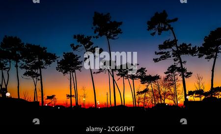 Brennende Wolken wie die Lichtreflexe, die den Himmel bei Sonnenuntergang strahlt. Stockfoto