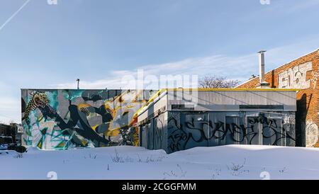 Graffiti auf der Straße im Winter mit Schnee auf der Masse Stockfoto