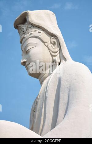 Die weiße Statue von Bodhisattva Avalokitesvara (Ryozen Kannon), der Göttin der Barmherzigkeit, die von Hirosuke Ishikawa zu Ehren der Toten des Zweiten Weltkriegs gebaut wurde Kyo Stockfoto