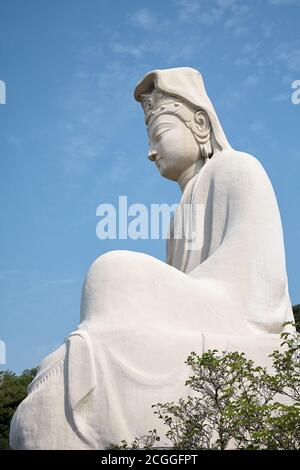 Die weiße Statue von Bodhisattva Avalokitesvara (Ryozen Kannon), der Göttin der Barmherzigkeit, die von Hirosuke Ishikawa zu Ehren der Toten des Zweiten Weltkriegs gebaut wurde Kyo Stockfoto