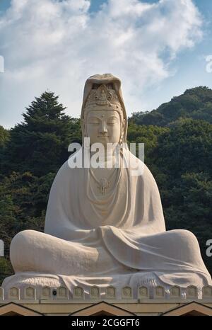 Die weiße Statue von Bodhisattva Avalokitesvara (Ryozen Kannon), der Göttin der Barmherzigkeit, die von Hirosuke Ishikawa zu Ehren der Toten des Zweiten Weltkriegs gebaut wurde Kyo Stockfoto