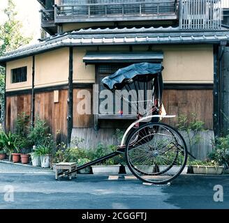 Der Wagen der gezogenen Rikscha (Rikscha) auf der Straße des alten Kyoto. Japan Stockfoto
