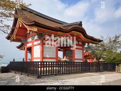 West (sei-mon) Tor des Kiyomizu-dera Tempel mit dem spektakulären Blick auf die umliegenden Berge und Altstadt. Es gilt seit langem als Gateway Stockfoto