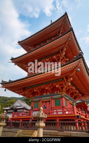 Der Blick auf die dreistöckige verzehrende Pagode auf dem Hügel bei Kiyomizu-dera (Otowa-san) Tempel. Kyoto. Japan Stockfoto