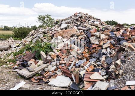 Ein Haufen Bauarbeiter Schutt in der Gloucestershire Landschaft gedumpt. Stockfoto