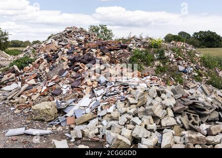 Ein Haufen Bauarbeiter Schutt in der Gloucestershire Landschaft gedumpt. Stockfoto
