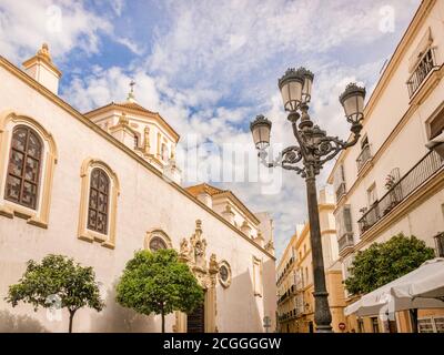 12. März 2020: Cadiz, Spanien - Teil des Klosters des Hl. Franziskus auf der Plaza San Francisco bei Frühlingssonnenbaden, Cadiz. Stockfoto