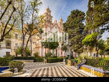 12. März 2020: Cadiz, Spanien - Alameda Apodaca Gärten und die Kirche unserer Lieben Frau von Carmen in Cadiz. Stockfoto