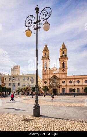 12. März 2020: Cadiz, Spanien - die Plaza de San Antonio und ihre Kirche im Frühlingssonne, Cadiz. Stockfoto