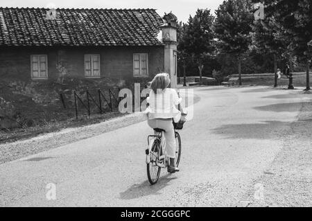 Reiten auf der Straße von Lucca Stockfoto