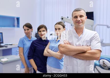 Porträt von männlichen Arzt Zahnarzt und weiblichen Praktikanten in der Zahnarztpraxis Stockfoto