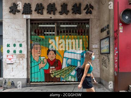 Hongkong, Hongkong, China. September 2020. Der Hongkonger Einzelhandelssektor befindet sich in einer Krise. Angesichts der bevorstehenden Pandemie von Covid-19, die die Proteste in Hongkong heilt, hat der Mangel an Kunden seinen Tribut gefordert. Viele Geschäfte wie die auf der Hollywood Road Soho sind geschlossen, mit Plakaten und Immobilienmaklern Banner und Graffiti bedeckt. Einige Geschäfte wie Kung Lee Sugar Cane Juice Store haben bis auf weiteres geschlossen. Der Laden ist seit über 60 Jahren im Geschäft und der jetzige Besitzer hofft, bald wieder zu eröffnen. Die farbigen Fensterläden des Künstlers Noble Wong sind weiterhin zu sehen. Quelle: Jayne Russell/ZUMA Wire/Alamy Live News Stockfoto