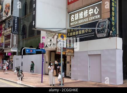 Hongkong, Hongkong, China. September 2020. Der Hongkonger Einzelhandelssektor befindet sich in einer Krise. Angesichts der bevorstehenden Pandemie von Covid-19, die die Proteste in Hongkong heilt, hat der Mangel an Kunden seinen Tribut gefordert. Ehemalige La viele Geschäfte auf Russell St Causeway Bay sind geschlossen, mit Plakaten und Immobilienmakler Banner und Graffiti bedeckt. Russell St war einst die teuerste Einzelhandelspreis in der Welt. Quelle: Jayne Russell/ZUMA Wire/Alamy Live News Stockfoto