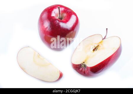 Geschnittene rote Äpfel isoliert auf weißem Hintergrund. Nahaufnahme. Draufsicht. Stockfoto