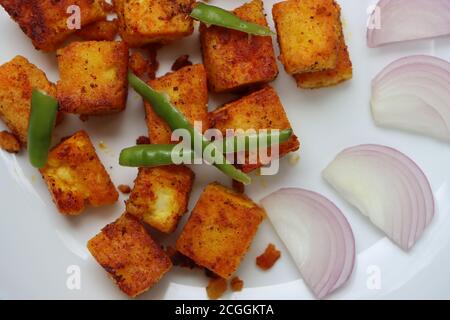 Tawa Paneer oder gebratener Paneer, indische Vorspeise mit Quark und Gewürzen, Vorspeise Stockfoto