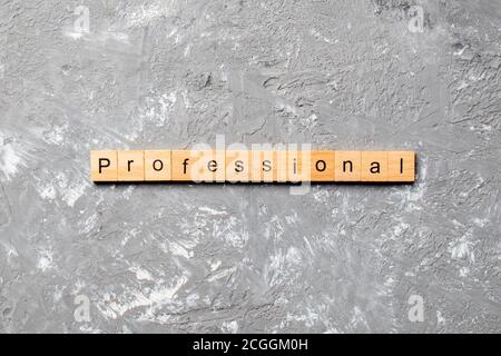 Professionelles Wort auf Holzblock geschrieben. Professioneller Text auf Zementtisch für Ihr Design, Konzept. Stockfoto