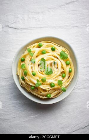 Pasta mit Erbsen Stockfoto