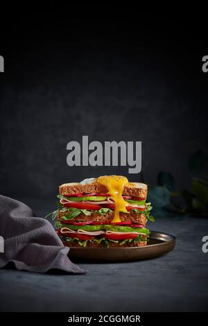 Schinken, Tomaten und Avocado-Sandwich Stockfoto