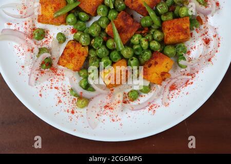 Tawa Paneer, geröstete grüne Erbsen und Paneer Salat, tawa Braten, Vorspeise oder Vorspeise Stockfoto