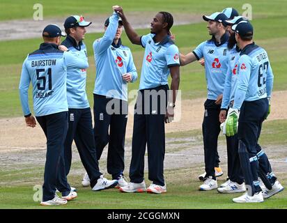 Der englische Jofra Archer (Mitte) feiert das Dickicht des australischen David Warner (nicht abgebildet) mit Teamkollegen beim ersten Royal London ODI-Spiel im Emirates Old Trafford, Manchester. Stockfoto