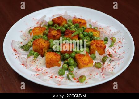 Tawa Paneer, geröstete grüne Erbsen und Paneer Salat, tawa Braten, Vorspeise oder Vorspeise Stockfoto