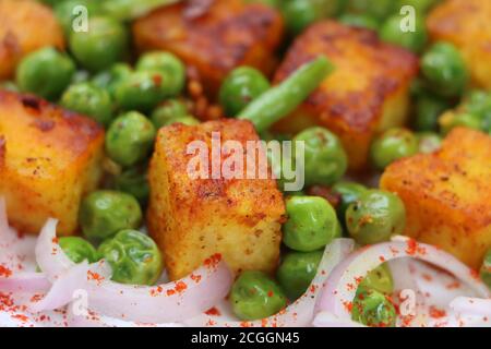 Tawa Paneer, geröstete grüne Erbsen und Paneer Salat, tawa Braten, Vorspeise oder Vorspeise Stockfoto