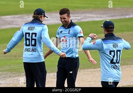 Der englische Mark Wood (Mitte) feiert das Dickicht des australischen Aaron Finch (nicht abgebildet) mit Teamkollege Joe Root (links) und Jason Roy beim ersten Royal London ODI-Spiel im Emirates Old Trafford, Manchester. Stockfoto