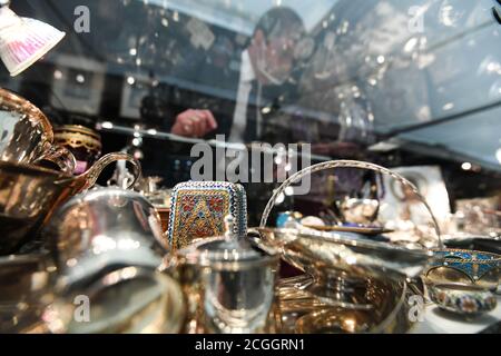 Kunsthändler auf der Petworth Park Antiques and Fine Art Fair, im Petworth House in West Sussex. Stockfoto