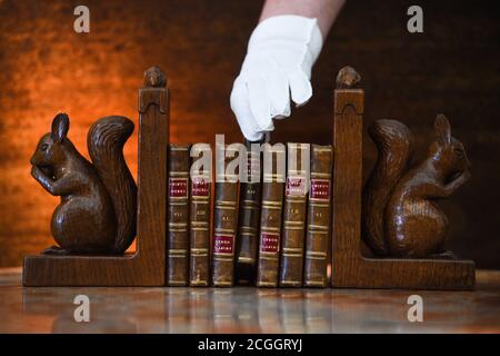 Ein Paar Mouseman-Bücher in Form von Eichhörnchen auf der Petworth Park Antiques und Fine Art Fair, im Petworth House in West Sussex. Stockfoto