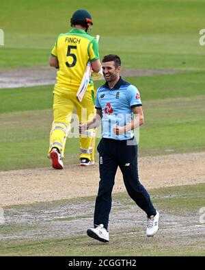 Der Engländer Chris Wood feiert das Dickicht des australischen Aaron Finch (links) beim ersten Royal London ODI-Spiel im Emirates Old Trafford, Manchester. Stockfoto