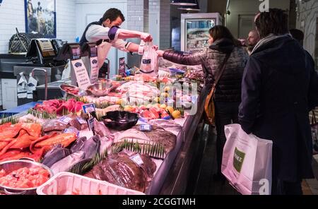 Cork City, Irland - 24. Februar 2018: Fischhändler verkaufen frischen Fisch auf dem englischen Markt von Cork. Stockfoto