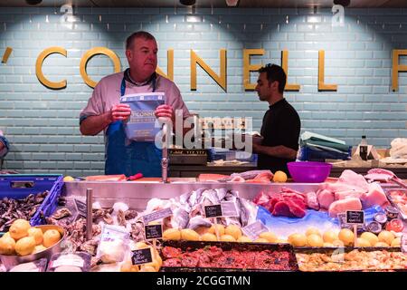 Cork City, Irland - 24. Februar 2018: Fischhändler verkaufen frischen Fisch auf dem englischen Markt von Cork. Stockfoto