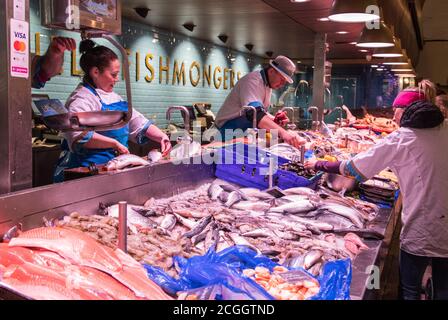 Cork City, Irland - 24. Februar 2018: Fischhändler verkaufen frischen Fisch auf dem englischen Markt von Cork. Stockfoto