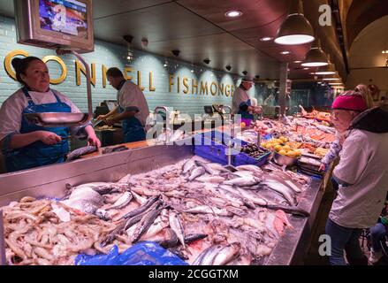 Cork City, Irland - 24. Februar 2018: Fischhändler verkaufen frischen Fisch auf dem englischen Markt von Cork. Stockfoto