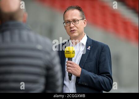 Jon Dutton CEO der Rugby League World Cup 2021 spricht mit Dave Woods von BBC Sport. Stockfoto