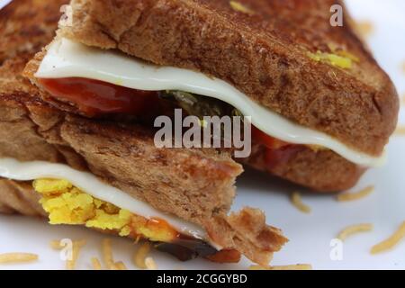 Hausgemachter Gemüsekäse gegrilltes Sandwich, braunes Brot Frühstück Stockfoto